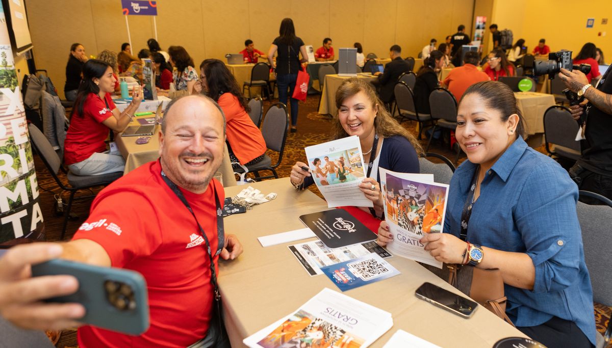 Mario Traverso junto a las agentes de viajes de Arequipa. Mario Traverso junto a las agentes de viajes de Arequipa.