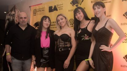 Martín Hasrun junto a parte del equipo de Buenos Aires Bus.