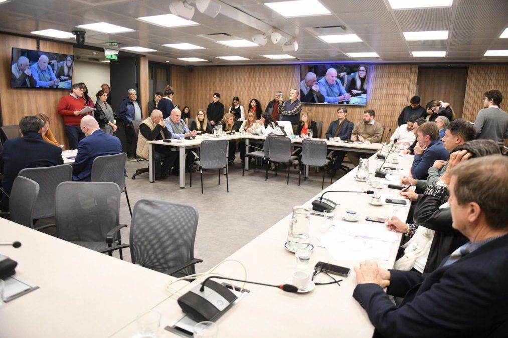 La reunión de la Comisión de Transporte de la Cámara de Diputados que recibió la visita de los secretarios generales de APA y UPSA, Edgardo Llano y Rubén Fernández, respectivamente