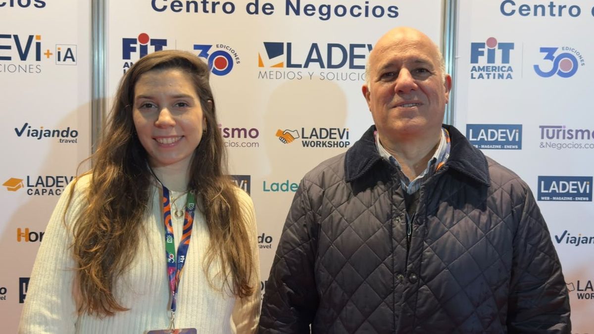 Emilia Muratore, jefa de Marketing, junto a Federico Petazzi, gerente comercial de JetSMART.