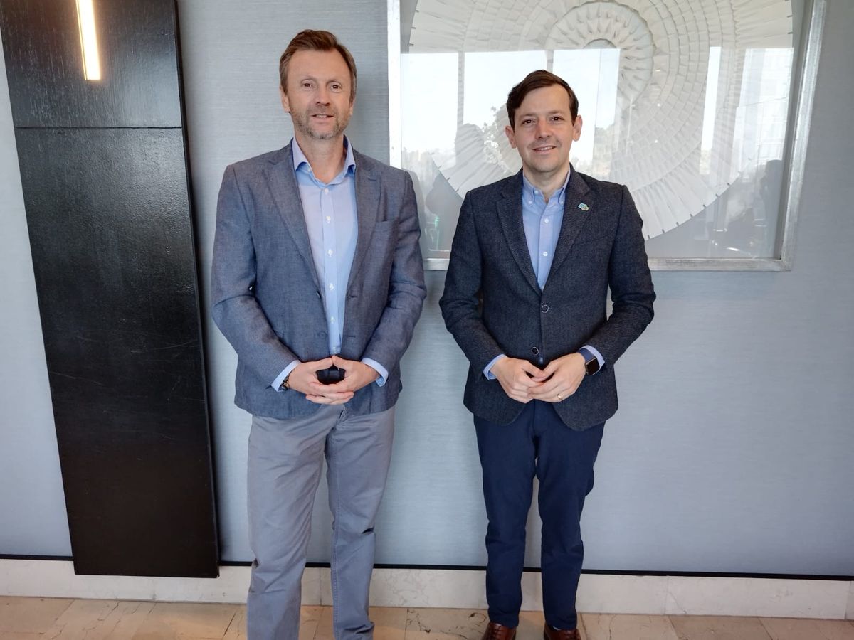 &Aacute;lvaro Caballero, director ATA para Chile y Per&uacute;; y Jordan Schlipken, director de ATA para Latam.