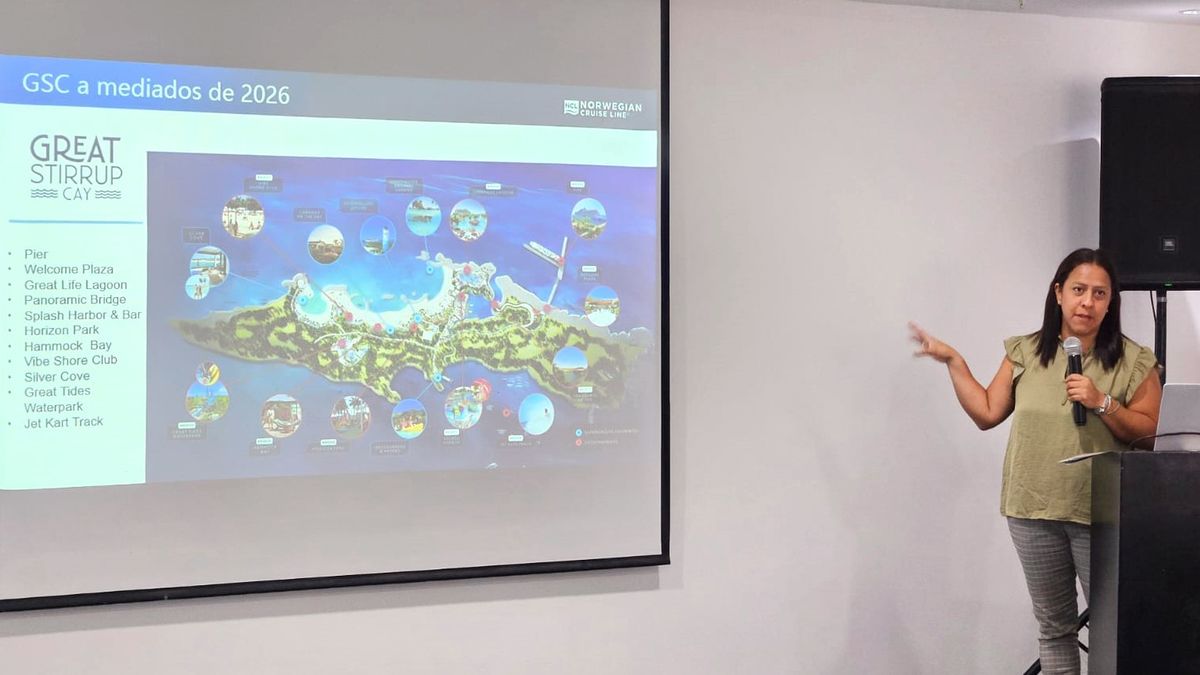 Milagros Olivos, gerente de ventas de MP Global Cruises, mostrando la nueva isla de Norwegian Cruise Line.