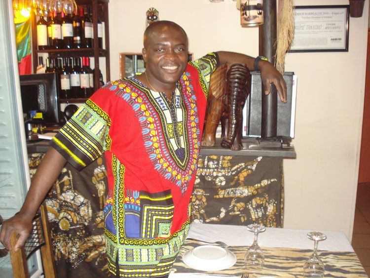 El pequeño restaurante del chef camerunés Maxime Tankouo propone una de las aventuras culinarias más originales de Buenos Aires.