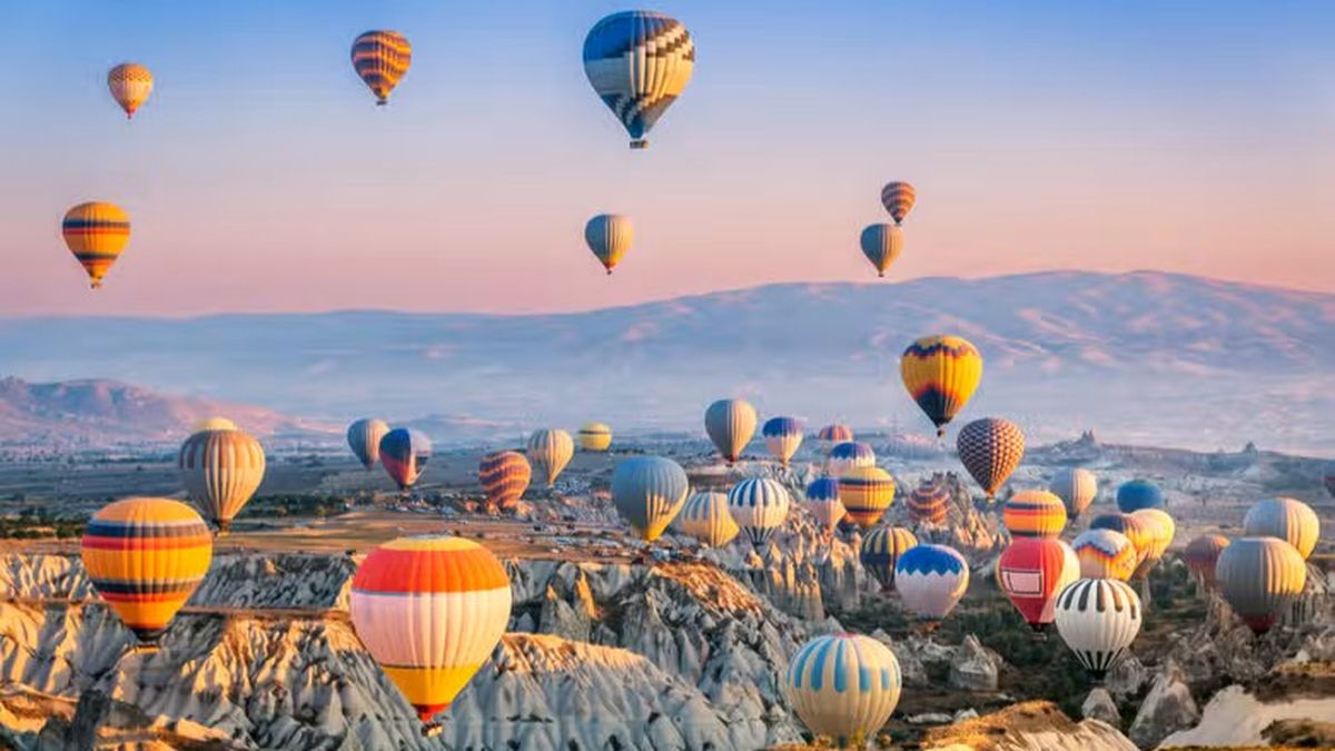 Capadocia regala una de las postales m&aacute;s reconocidas de Turqu&iacute;a desde el aire.