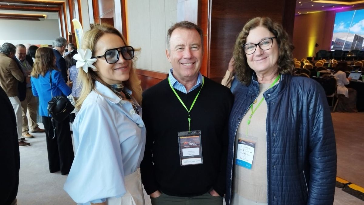 Maeva Riroroco, presidente de la Cámara de Turismo Rapa Nui, Eugenio Cox, gerente fundador de Expan Tours y Eveline Sacchetti, gerente de Experiencias en Turavion.