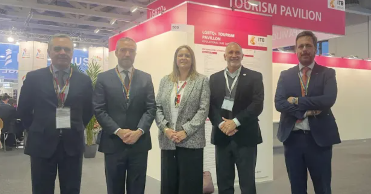 Responsables de turismo de Andalucia y Sevilla, junto a los organizadores del evento de turismo IGLTA.