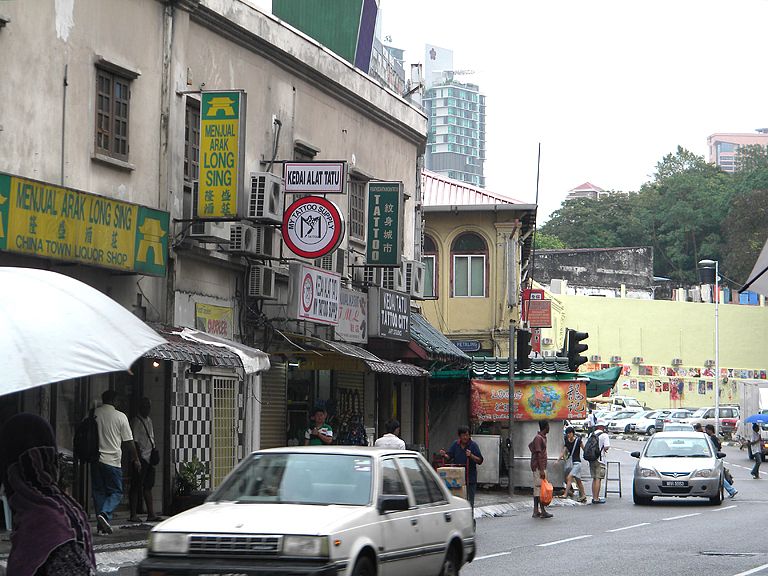 Casas de tatuajes, licorerias y almacenes son solo algunos de los comercios que se encuentran en el Chinatown malayo.