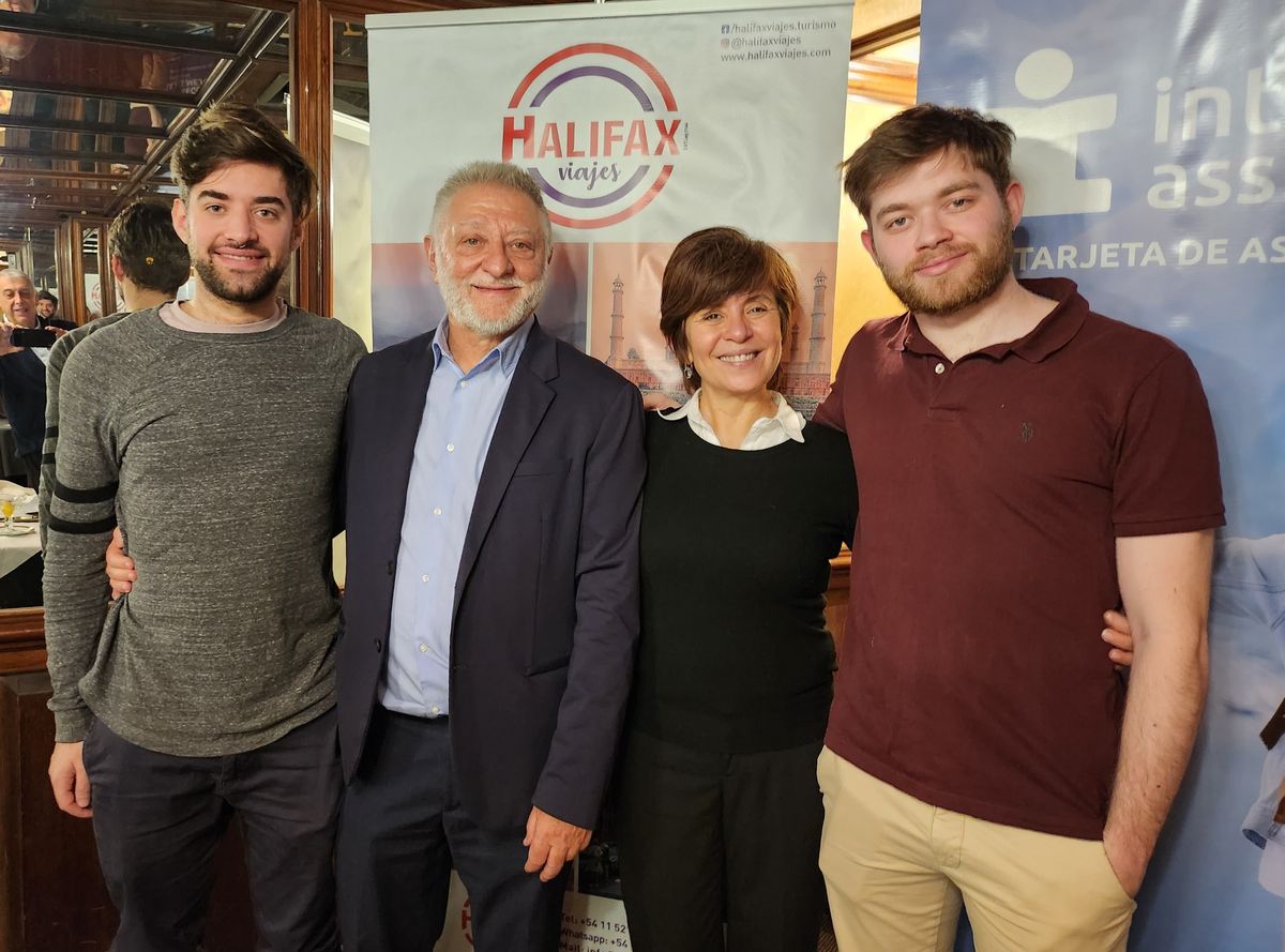 Elías Walter junto a su esposa María y sus hijos Nicolás y Tomás.