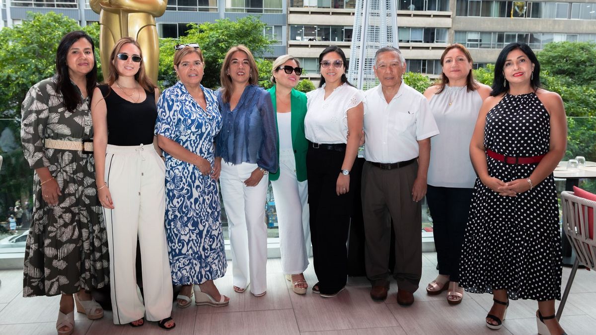 Rossana Chavez, Maril&uacute; Carri&oacute;n, Mildred Hernandez, Karin Castro, Merly Cardenas, Magdalena Palomino, Ernesto Oka, Patricia Cornejo y Marisol Gates.
