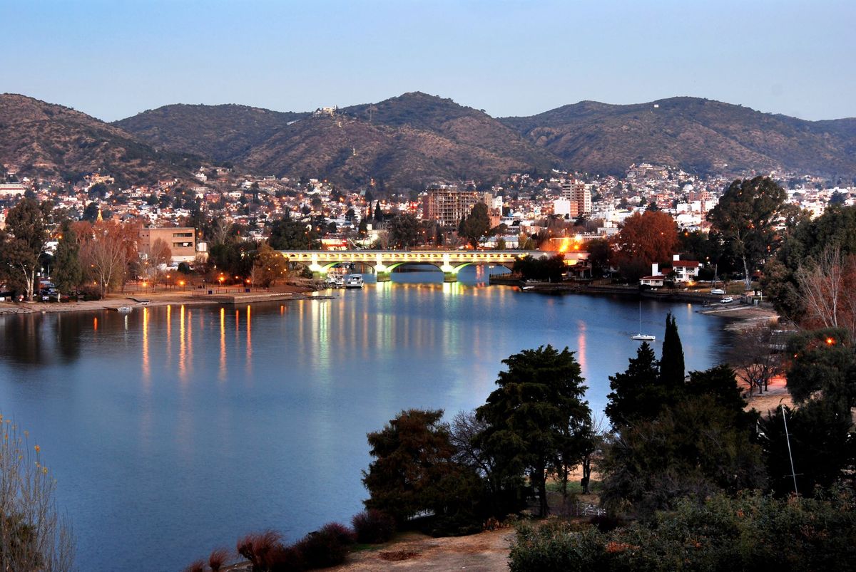 Villa Carlos Paz destaca como una de las ciudades más buscadas para disfrutar del fin de semana largo de noviembre. Villa Carlos Paz destaca como una de las ciudades más buscadas para disfrutar del fin de semana largo de noviembre.