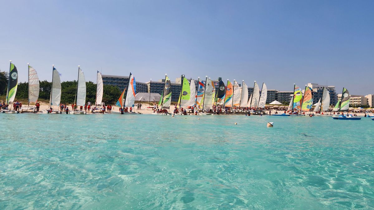 La sorpresa se dio en la playa, 25 catamaranes esperando a los agentes para dar un paseo.