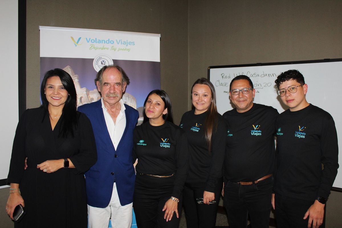 Tatiana Amaya, directora general de Volando Viajes, Miguel de la Cruz, director general de Maseuropa y equipo de Volando Viajes.