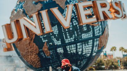 En Universal Orlando Resort, Maluma está disfrutando sus vacaciones y comparte la estadía con amigos.