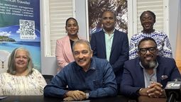 Maria Britto Bettini, CEO de BlueSea; el ministro de Antigua y Barbuda Charles Fernandez; y Colin James, CEO de ABTA; en la firma del acuerdo.