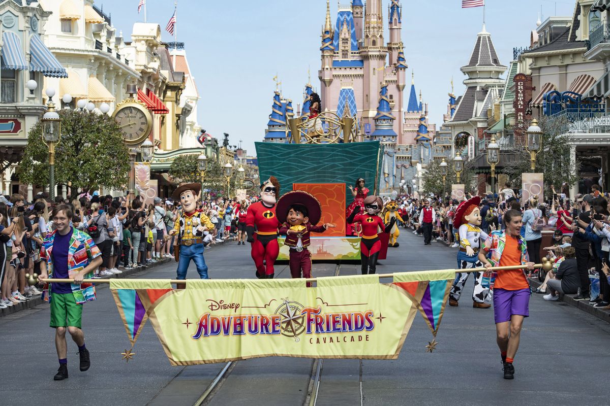 Disney Adventure Calvacade aporta magia y color al parque Magic Kingdom de Walt Disney World.