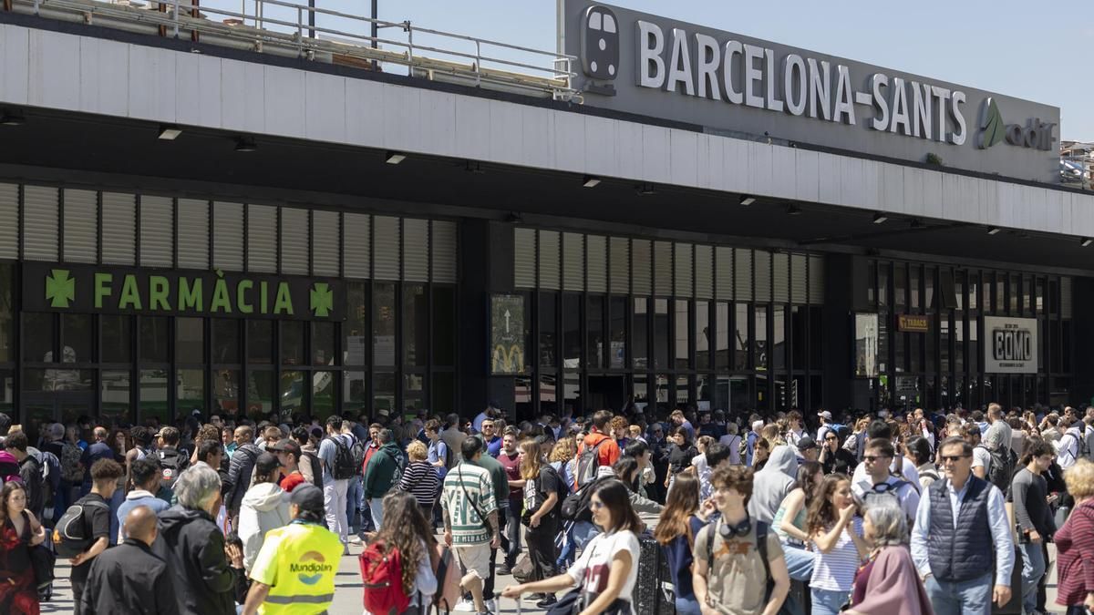 Aglomeración de pasajeros varados en la estación de Sants, en Barcelona.