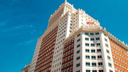 RIU y un hotel de línea urbana en España.