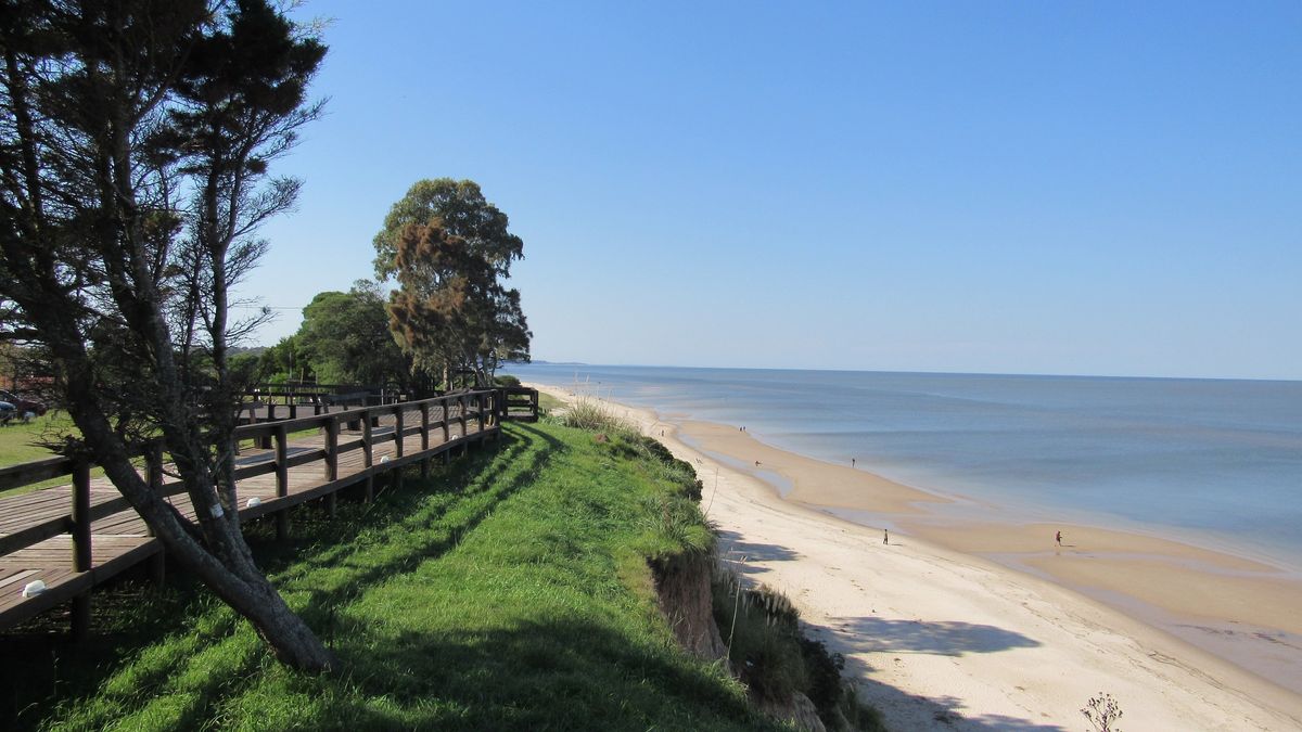 Vacaciones en Uruguay: las playas del balneario Kiyú a 1.30 de Colonia son un secreto en la costa del Rio de la Plata.