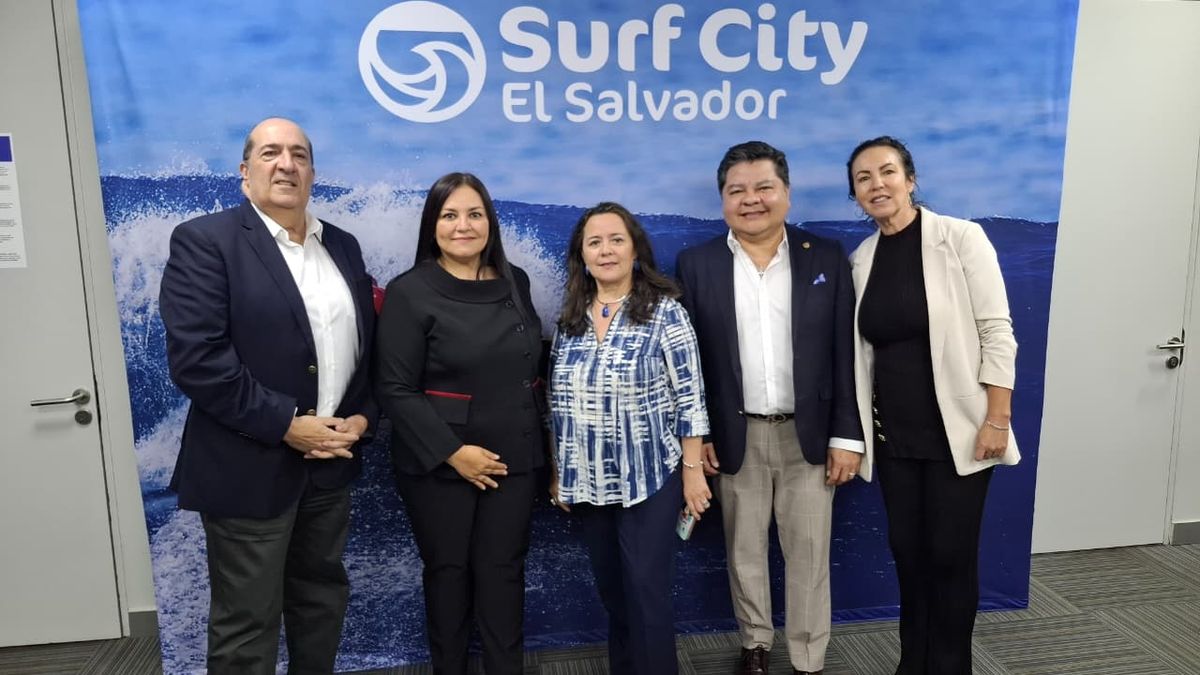 Andrés Azuaga, Ladevi; Otilia Machuca, ministra consejera de turismo de la Embajada de El Salvador; Lorena Arriagada, secretaria general Achet; Mauricio Peñate, embajador de El Salvador, Catherine Lira, gerente general en Chile de Copa Airlines. Andrés Azuaga, Ladevi; Otilia Machuca, ministra consejera de turismo de la Embajada de El Salvador; Lorena Arriagada, secretaria general Achet; Mauricio Peñate, embajador de El Salvador, Catherine Lira, gerente general en Chile de Copa Airlines.