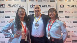 Camila Silva y Jeniffer Vega, de la municipalidad de Pucón; junto a Andrés Azuaga, director comercial de Ladevi Chile. 