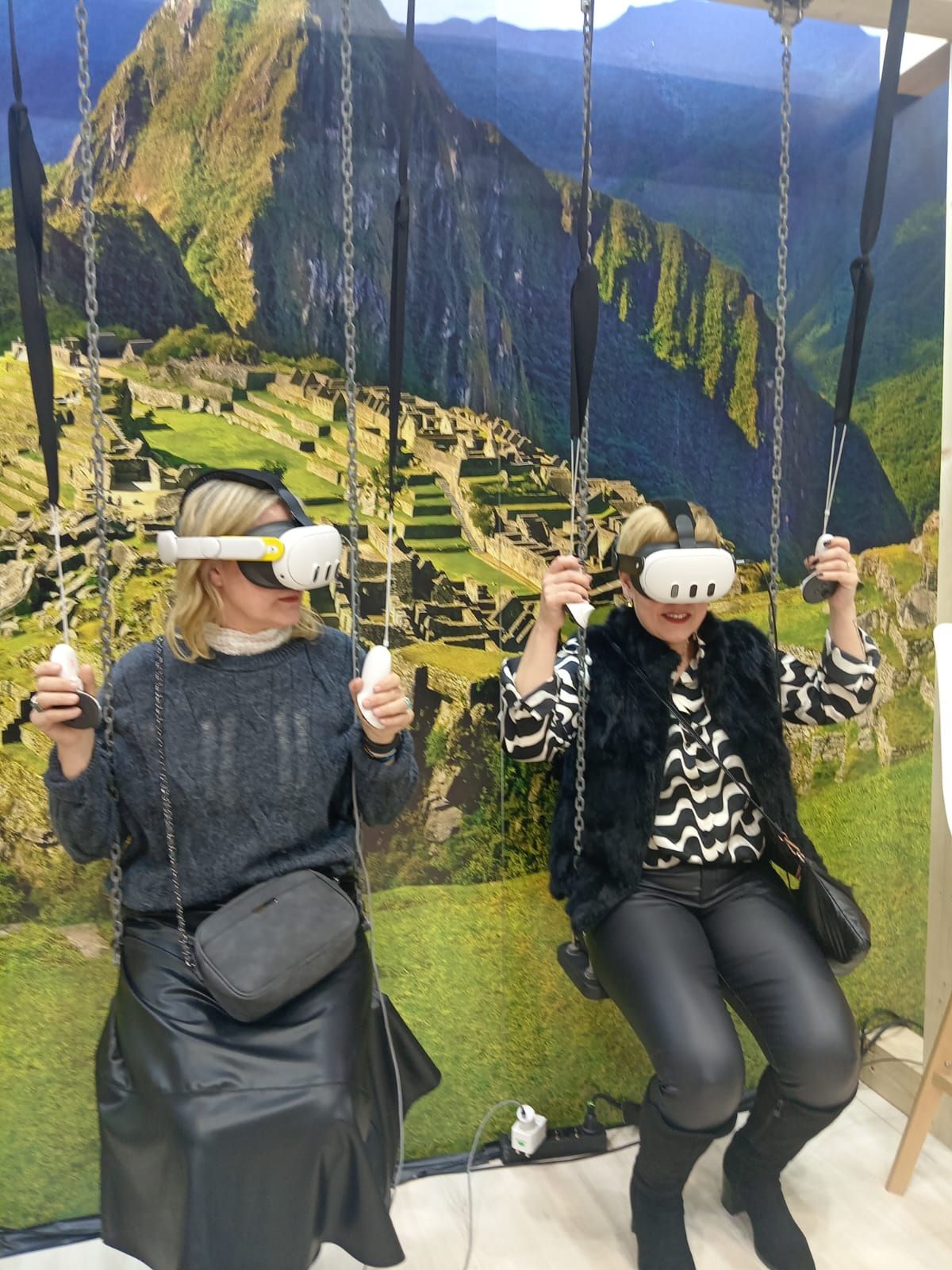 Público experimentando en realidad virtual cómo se siente estar en Cusco.