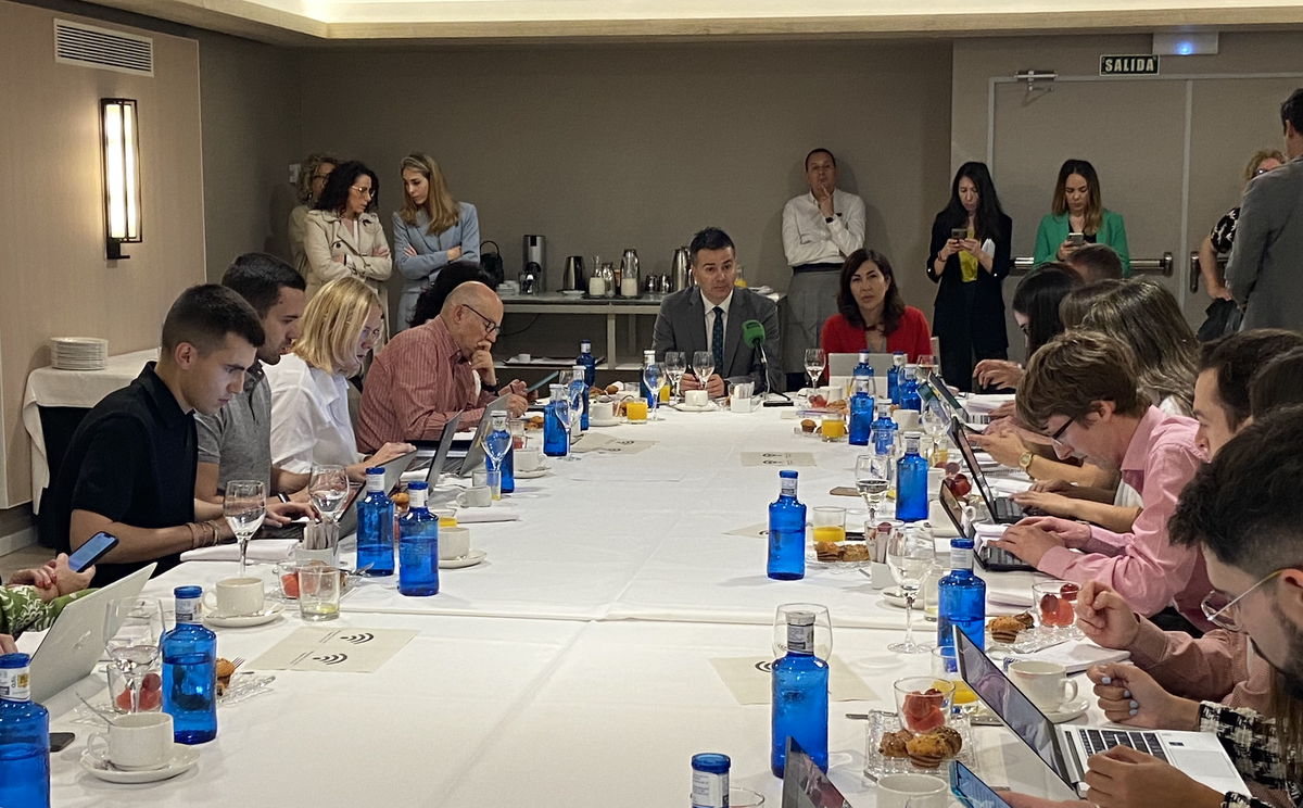 El ministro de Turismo, Héctor Gómez, y la Secretaria de Estado de Turismo, Isabel Morillo durante la rueda de prensa de este 1 de junio en Madrid