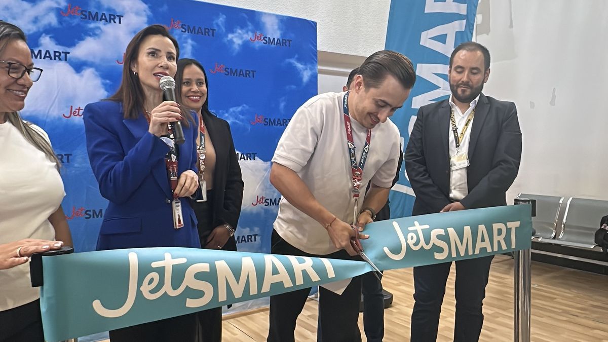 Corte de cinta del vuelo inaugural de JetSmart Bogotá-San Andrés.  