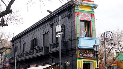 Qué le pasó a Caminito: la polémica campaña de Netflix en Buenos Aires que tiñó de negro al ícono de La Boca