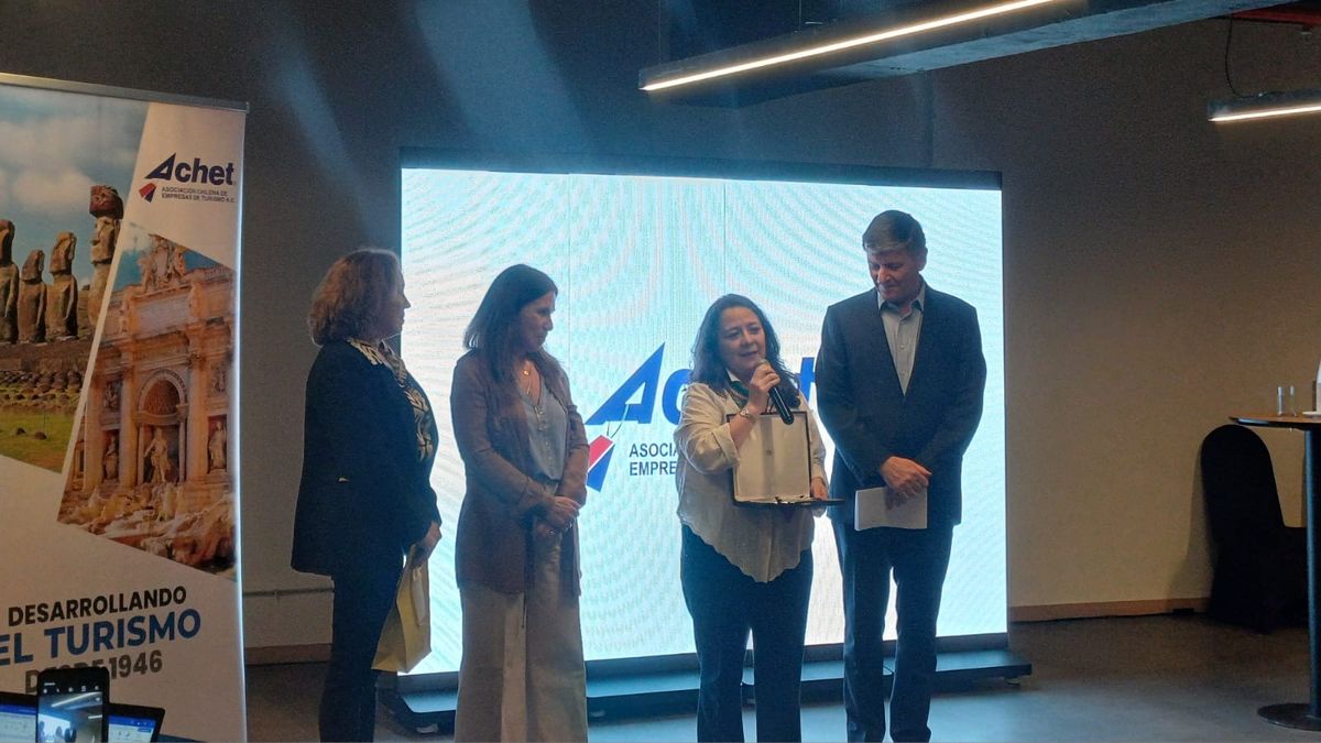 Reconocimiento de Achet a Lorena Arriagada. 