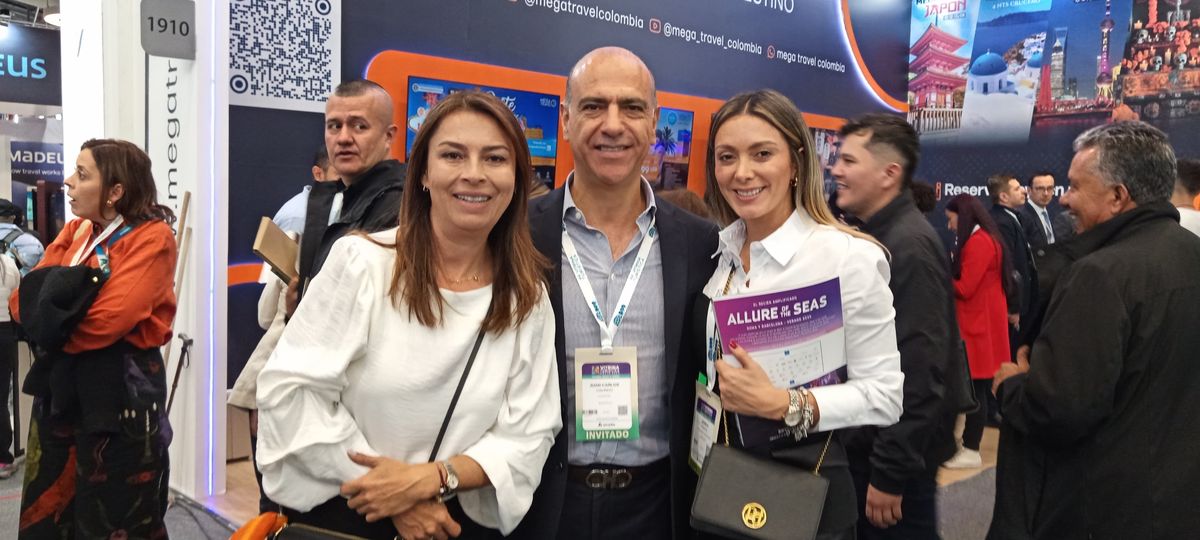 Jessica Sánchez, directora comercial de Ladevi Colombia y Ecuador, con Juan Carlos Galindo y Ximena Gómez de Oxohotel.