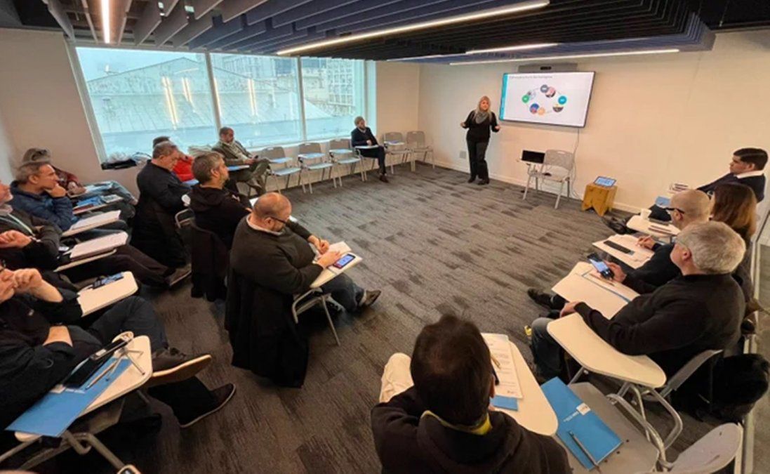Gabriela Logatto, presidenta y gerenta General de EANA, en plena rueda de prensa.