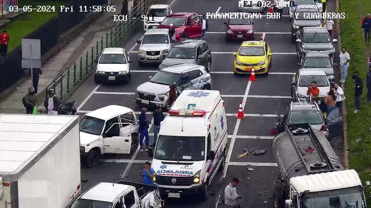 Durante el feriado por el Día del Trabajo se han registrado algunos accidentes de tránsito como el sucedido en la ciudad de Machachi, donde se reportó una colisión masiva con 13 vehículos involucrados. - Ladevi Medios y Soluciones Durante el feriado por el Día del Trabajo se han registrado algunos accidentes de tránsito como el sucedido en la ciudad de Machachi, donde se reportó una colisión masiva con 13 vehículos involucrados.