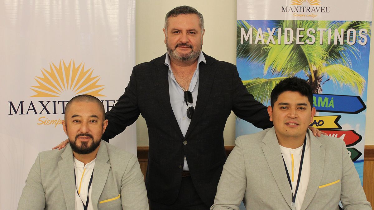 Equipo de la mayorista Maxitravel, presidido por su gerente general, Fidel Murgueytio (centro). - Ladevi Medios y Soluciones Equipo de la mayorista Maxitravel, presidido por su gerente general, Fidel Murgueytio (centro).