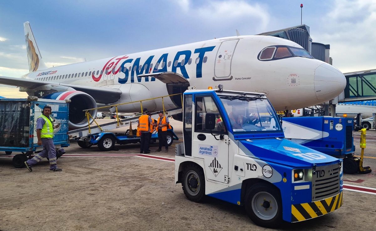 JetSmart se convierte en el primer cliente de servicios de rampa de Aerolíneas Argentinas.