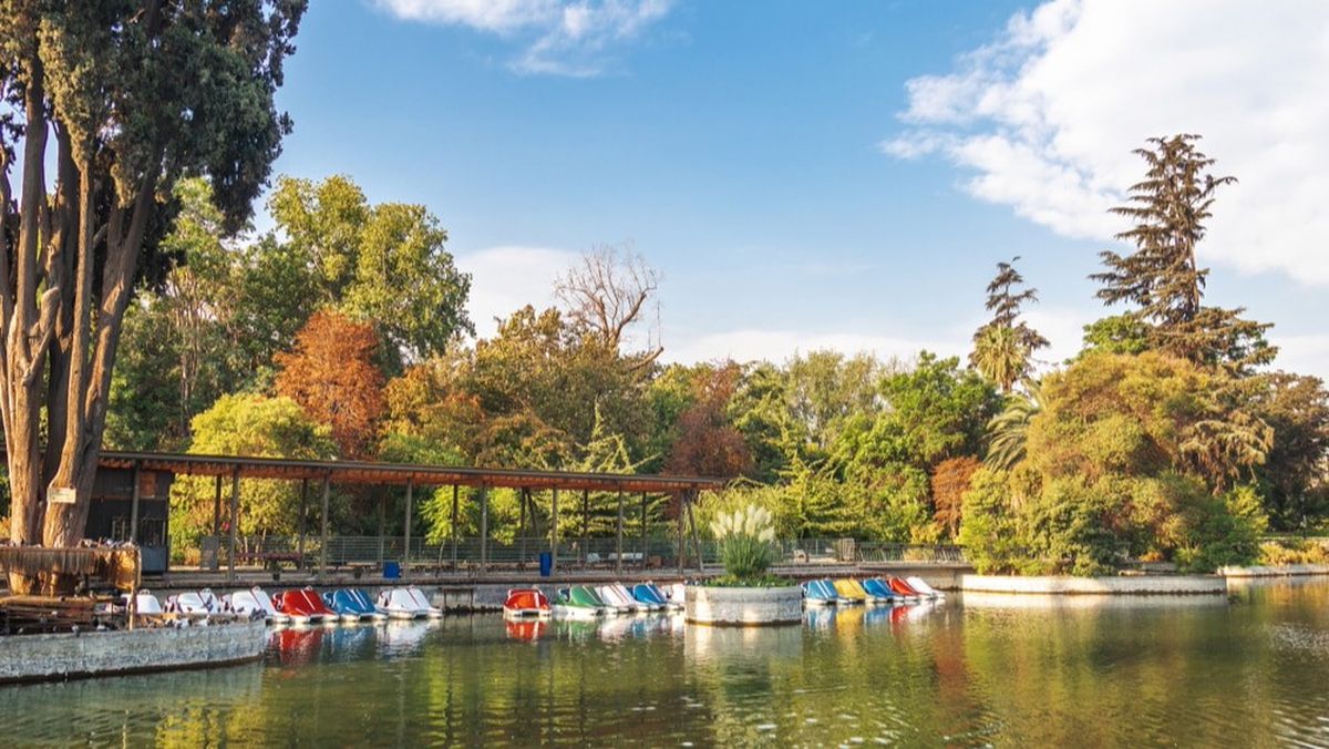 Kayak y stand up paddle en el Festival Acuático Santiago, una actividad deportiva gratuita en el Parque de la Familia.