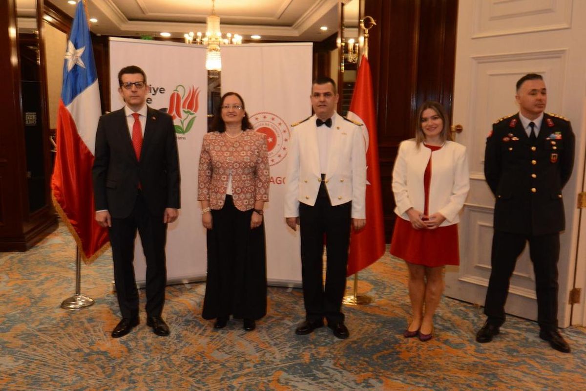 Autoridades de la embajada de la República de Turquía en Chile: Ahmet Ihsan Kiziltan, embajadador; Ayse Kilic, consejera; Yalcin Aydin, agregado de defensa; Gulfam Bilgin, consejera comercial; Fatih Dedemen, consejero del interior. Autoridades de la embajada de la República de Turquía en Chile: Ahmet Ihsan Kiziltan, embajadador; Ayse Kilic, consejera; Yalcin Aydin, agregado de defensa; Gulfam Bilgin, consejera comercial; Fatih Dedemen, consejero del interior.