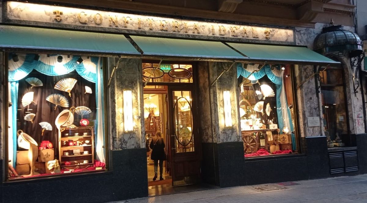 Buenos Aires: la Confitería Ideal se prepara para el invierno con las mejores propuestas de pastelería y el clásico chocolate caliente. Buenos Aires: la Confitería Ideal se prepara para el invierno con las mejores propuestas de pastelería y el clásico chocolate caliente.