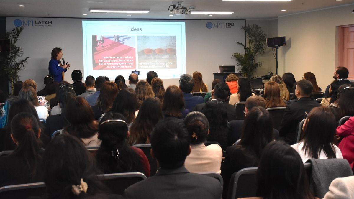Jessica States, MPI Global exponiendo sobre la sostenibilidad e inclusión en la industria MICE.