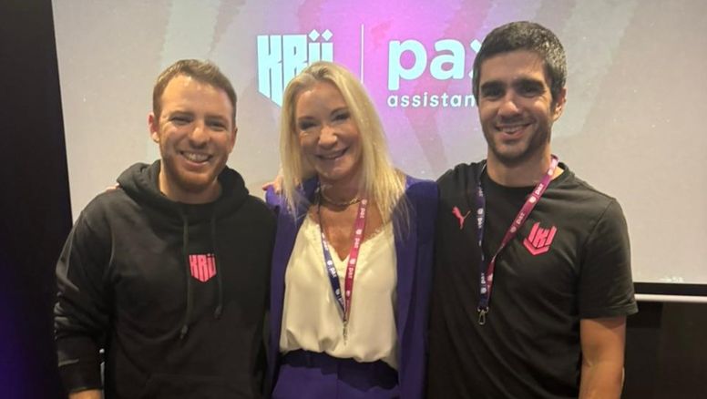 Alexia Keglevich, CEO de Pax Assistance, junto a los representantes de KRÜ.