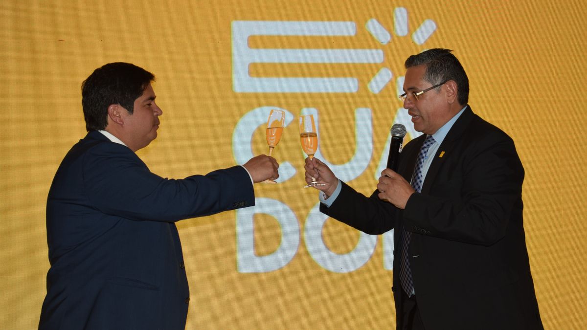 Arturo David Félix Wong, embajador de Ecuador en Colombia, y Mateo Estrella, viceministro de Turismo del Ecuador, brindando durante la presentación del destino