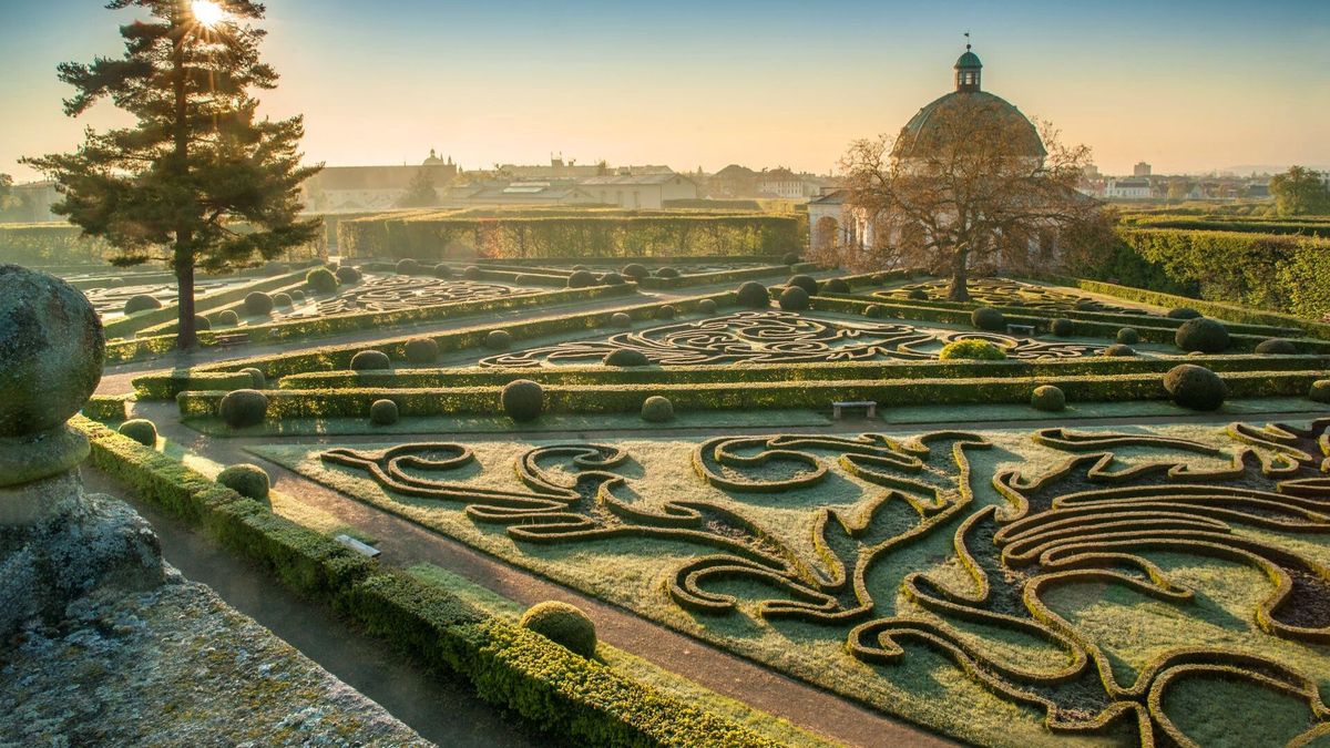 El Jardín de las Flores de Kromí se erige como uno de los máximos exponentes del barroco temprano en el continente. El Jardín de las Flores de Kromí se erige como uno de los máximos exponentes del barroco temprano en el continente.