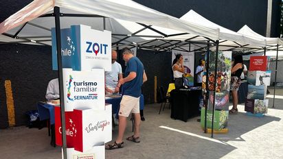 Encuentro organizado por ChileSertur contó con una feria de stands institucionales.