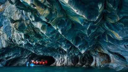 Las Capillas de Mármol destacan por sus formaciones rocosas y colores únicos en la Patagonia chilena.