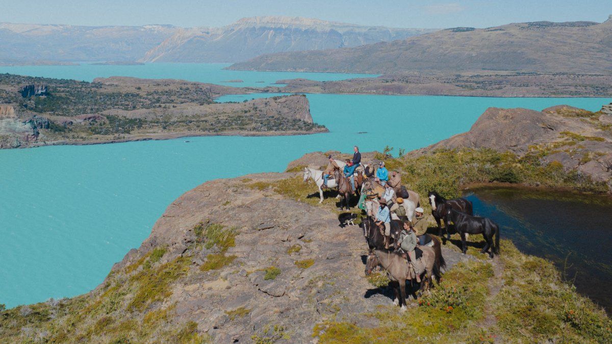 La costa del lago San Martín de Santa Cruz es un increíble lugar para hacer cabalgatas y explorar la naturaleza de la Patagonia. La costa del lago San Martín de Santa Cruz es un increíble lugar para hacer cabalgatas y explorar la naturaleza de la Patagonia.