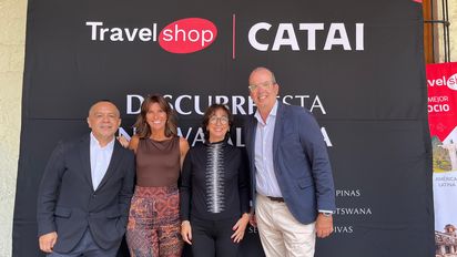 El equipo de CATAI, encabezado por Raúl Serrano, junto a Miguel Galicia, director general de Operadora Travel Shop.