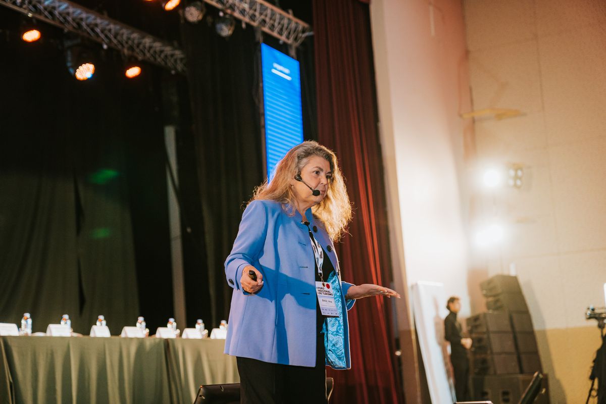 Ana Báez expuso sobre “La naturaleza y el desarrollo sostenible como eje en los procesos transversales e integrales de planificación y desarrollo”.