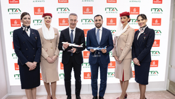Responsables de Emirates e ITA Airways, tras la firma del acuerdo conjunto.