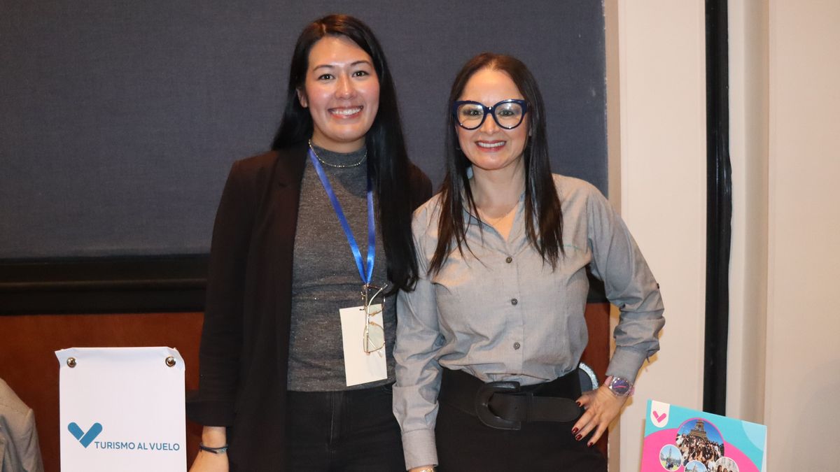 Andrea del Pilar Cruz, gerente comercial de Turismo al Vuelo y equipo.