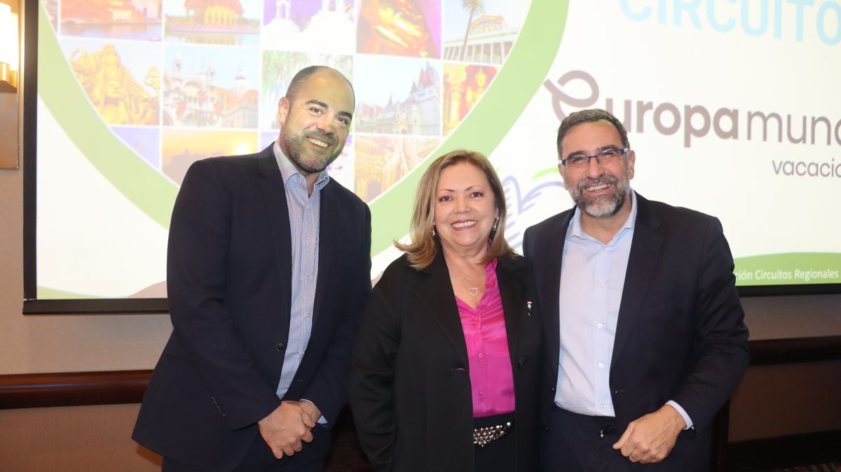 Javier Villodre, Tour & Sales Manager de Europamundo; Rocío Rodríguez, presidente de Cielos Abiertos; y Alejandro de la Osa, CEO de Europamundo.