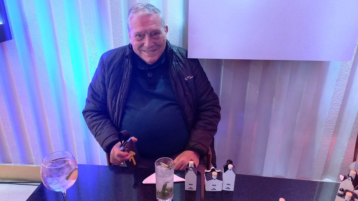 Usuarios de Business Class de KLM, durante el evento de intercambio de casitas Delft. Usuarios de Business Class de KLM, durante el evento de intercambio de casitas Delft.